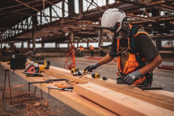 Comment choisir et engager les artisans et les entreprises pour construire un bien immobilier sûr ?