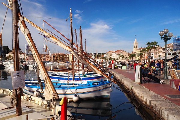 Comment est le marché immobilier pour louer un bien de luxe à Sanary-sur-Mer ?